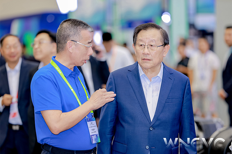 萬鋼主席觀摩NGA智能電動半掛車，助力貨運(yùn)行業(yè)駛向“公路動車”的“中國方案”！